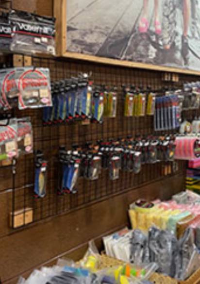 รูปมุมรวมอุปกรณ์ตกปลาภายในร้าน